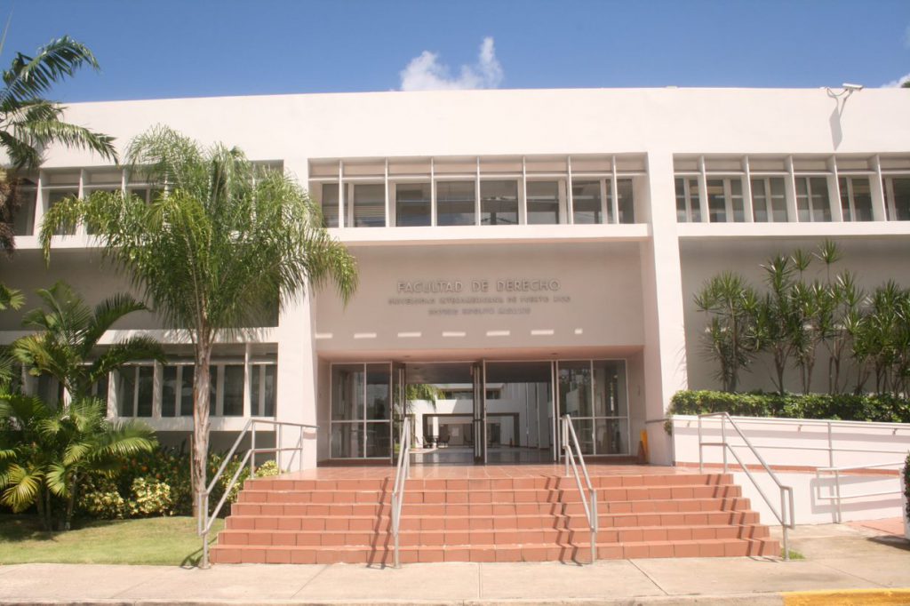 Entrada principal de la Facultad de Derecho